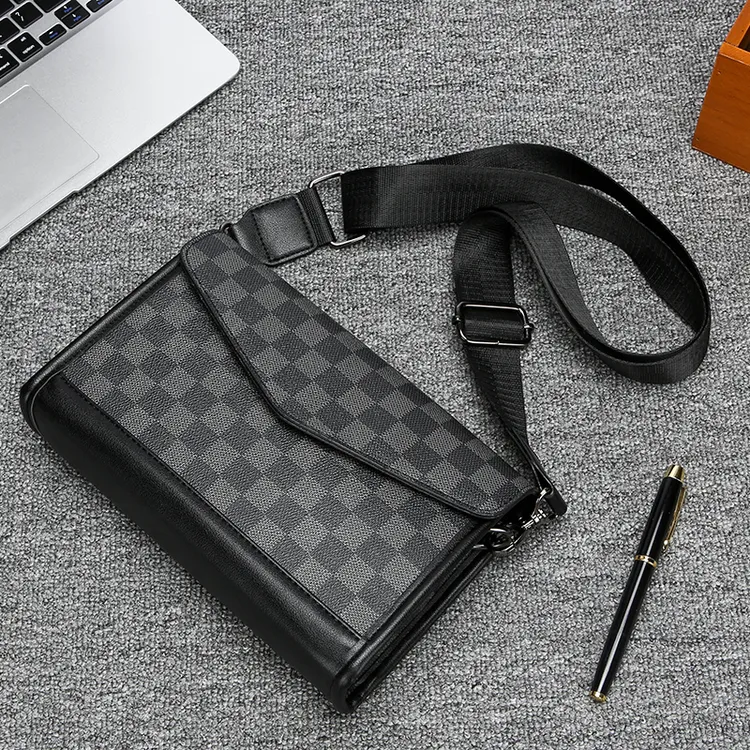 新款时尚欧美风男士单肩包斜挎包商务休闲方形男包潮流pvc百搭