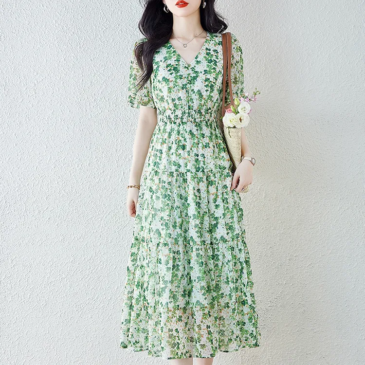 梨形身材连衣裙夏2025新款女收腰V领薄荷波绿色碎花雪纺裙