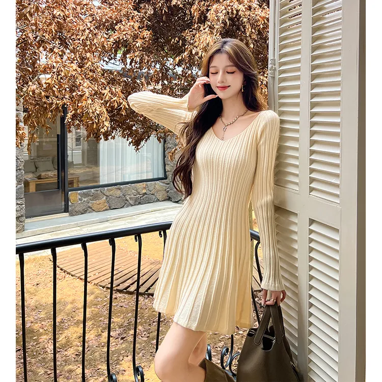 实拍针织法式连衣裙秋女2025新款收腰气质温柔风设计感V领A紫短裙