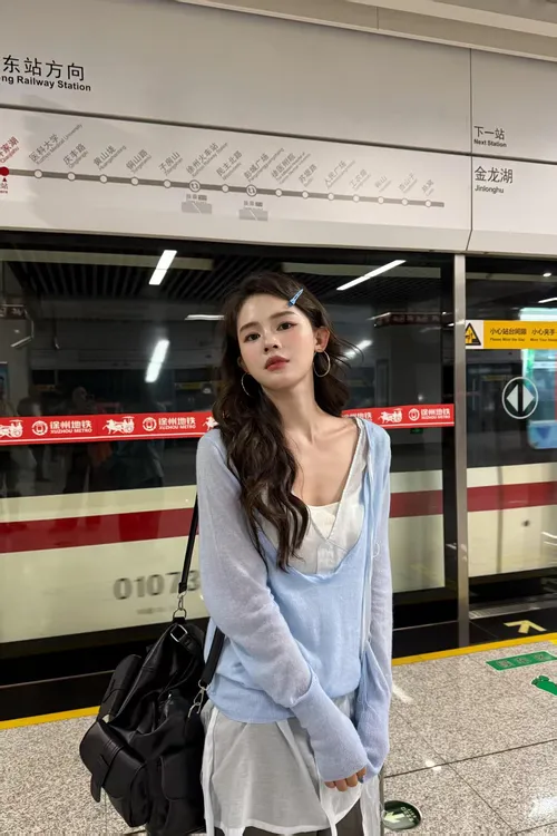2025早秋新款蓝色轻薄多巴胺绝美防晒独特漂亮掐腰上衣百搭工装裤