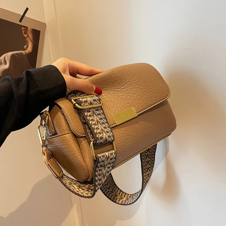 高级感复古小包包女2025新款流行爆款宽肩带斜挎包时尚百搭小方包