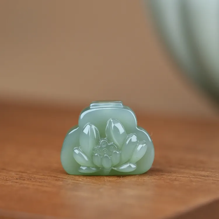 天然和田玉碧玉粉青莲花牌吊坠苏工青玉牌挂坠气质女士