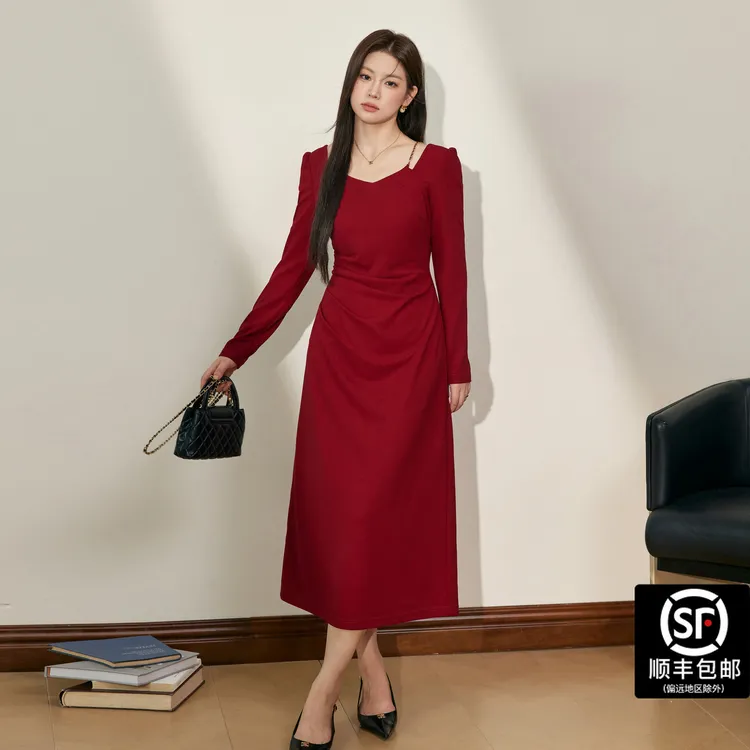 蓝语大码微胖M气质方领红色订婚婚礼连衣裙秋新款褶皱显瘦a字裙