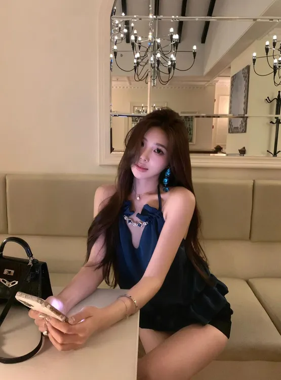 琴酒小苍兰 挂脖背心辣妹性感缎面V领钻链修身上衣性感包臀短裙女