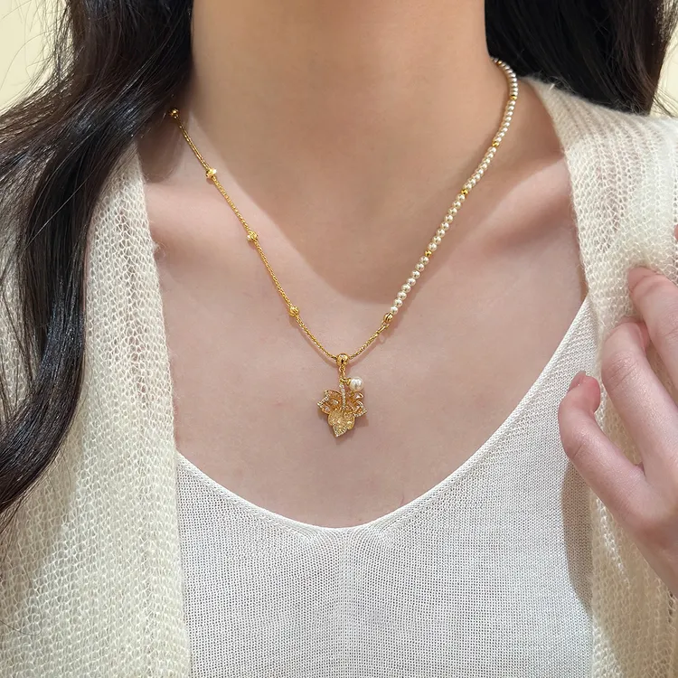 铜合金项链 秋冬闪锆枫叶珍珠抽拉项链女轻奢小众气质长款毛衣链