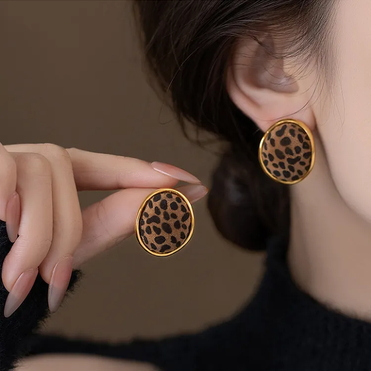 铜合金耳饰 复古椭圆豹纹植绒耳钉女秋冬轻奢小众高级感耳环耳饰