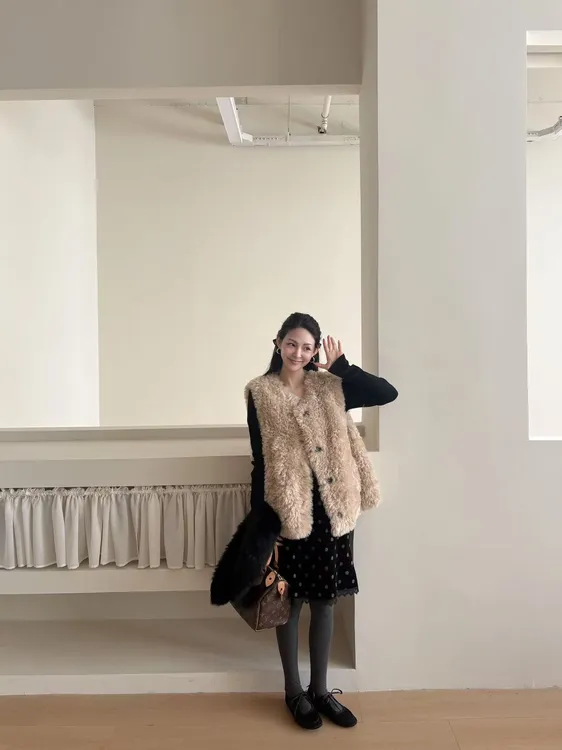 韩系爆款马甲背心女冬季2025新款韩系叠穿保暖外套半身裙套装