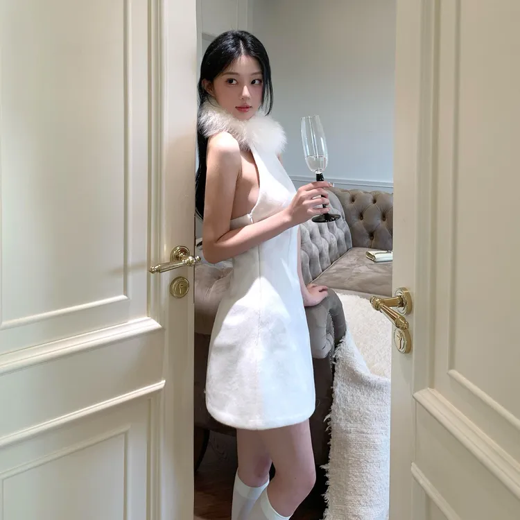 白色纯欲毛领挂脖无袖连衣裙女冬季气质收腰显瘦性感打底A字短裙