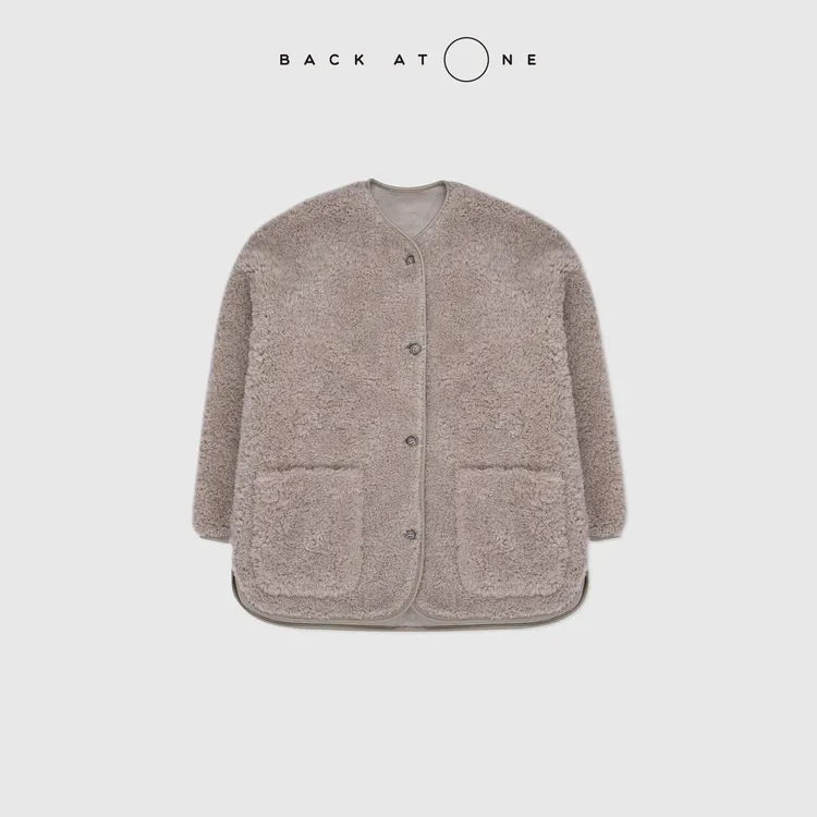 BACKATONE “绒岛暮色”100羊毛秋冬奶茶色圆领外套 BFF-1BC271E-K