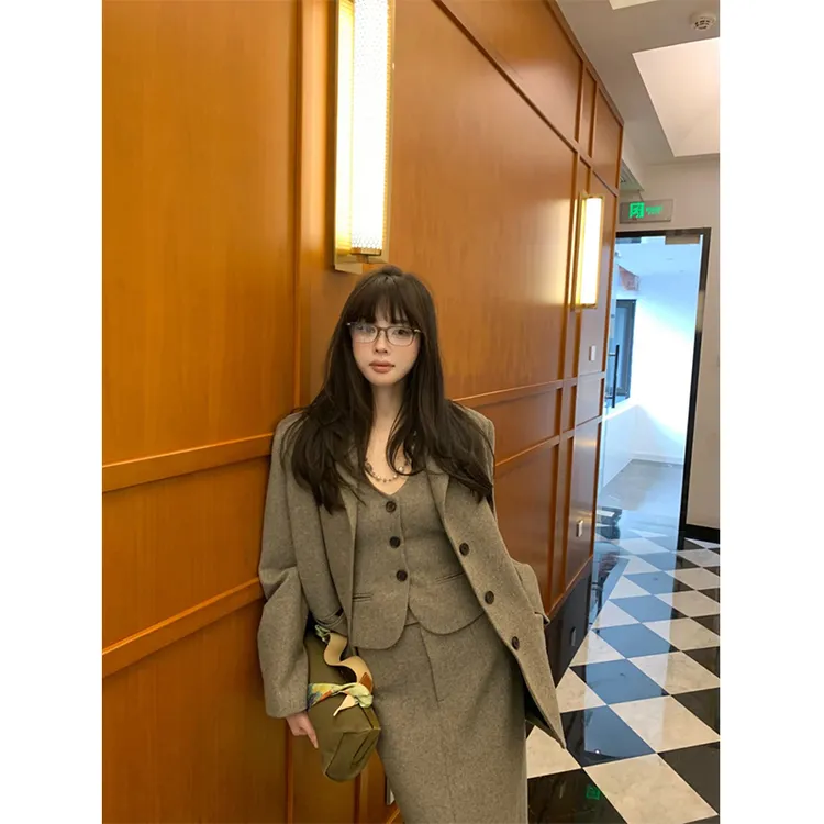 高级感时尚显瘦百搭马甲背心舒适长袖短外套高腰包臀半身裙三件套