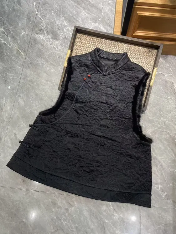 谢美丽-精选纯色拼接袖毛轻奢夹棉马甲