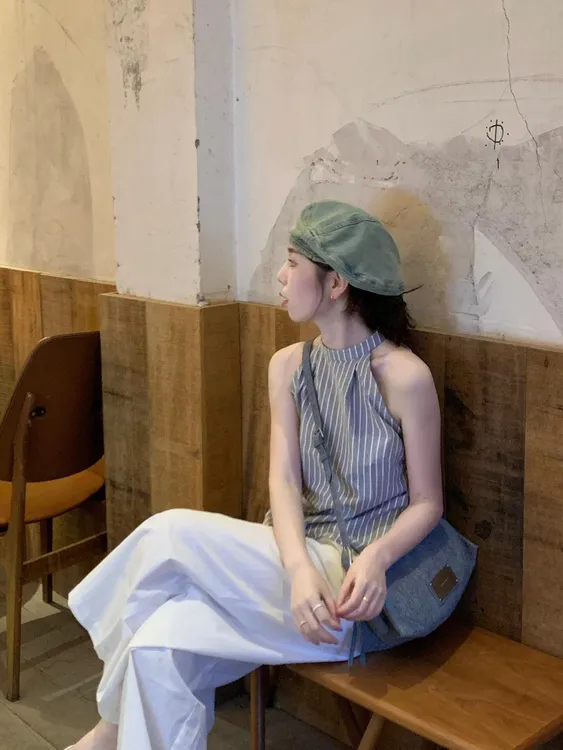 【织梦】极简风条纹小衫甜辣挂脖衬衫女独特显瘦搭配白色休闲裤套装