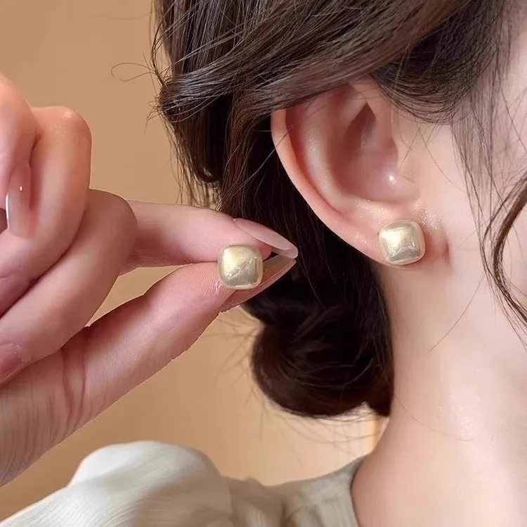 铜合金耳饰 香槟色小巧方块珍珠耳钉女小众设计甜美耳饰百搭