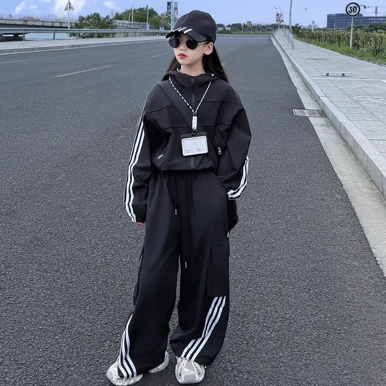 女童冲锋衣套装秋款2025中大童女孩连帽外套工装裤运动徒步两件套
