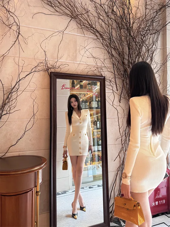 金扣针织连衣裙女秋季新款气质名媛高级感长袖v领收腰修身包臀裙