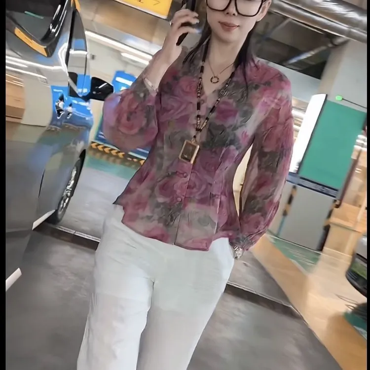 2025夏季网红新款时尚衬衫女气质粉色印花单排扣V领显瘦雪纺纱衫