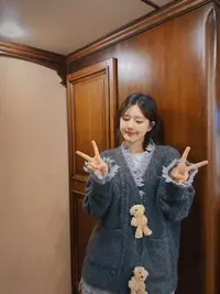 1501【臻炫女装】冬季新款高级感气质V领时尚百搭纯色开衫上衣