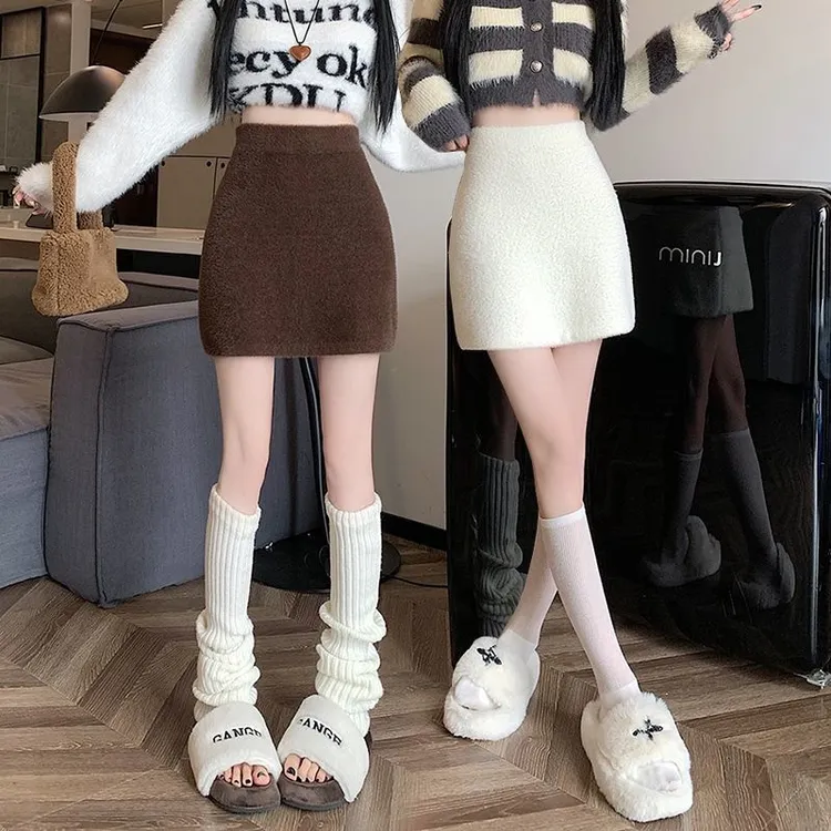 冬天白色短裙半身裙女秋冬2025新款高腰包臀针织裙小个子毛绒裙子