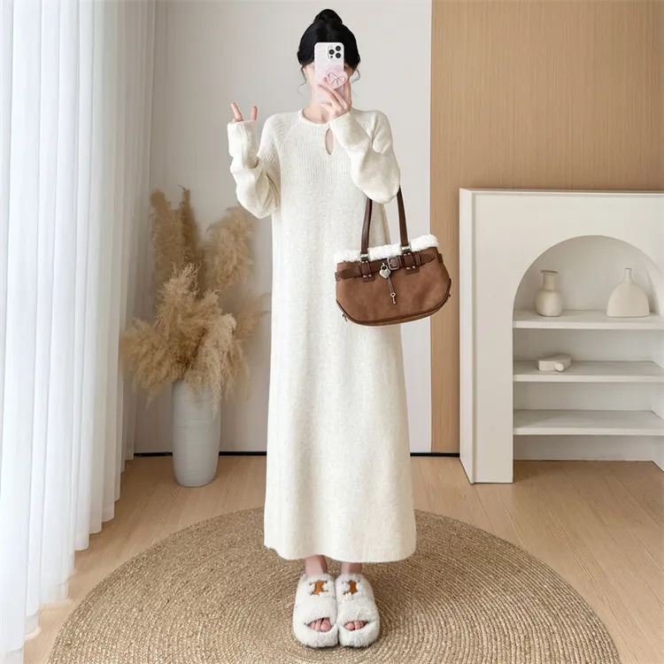 #8717氛围感珍珠一粒扣软糯针织连衣裙女秋冬新款大衣内搭毛衣裙