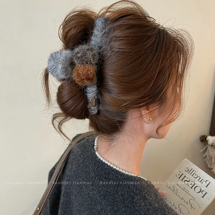 秋冬复古毛球抓夹女高级感2025新款鲨鱼夹气质发夹后脑勺盘发头饰