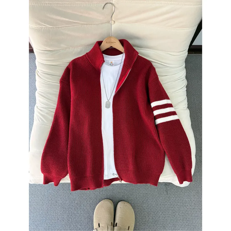 酒红色三条杠开衫毛衣男冬季美式加厚立领针织衫cleanfit情侣外套