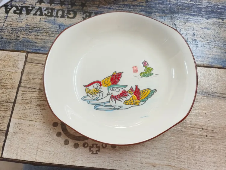 珐琅彩手绘重工彩菜盘子，具有特色