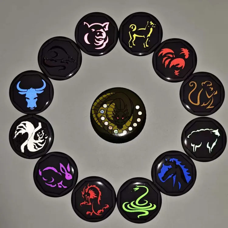 成龙历险记十二生肖符圣主雕像反光吧唧徽章