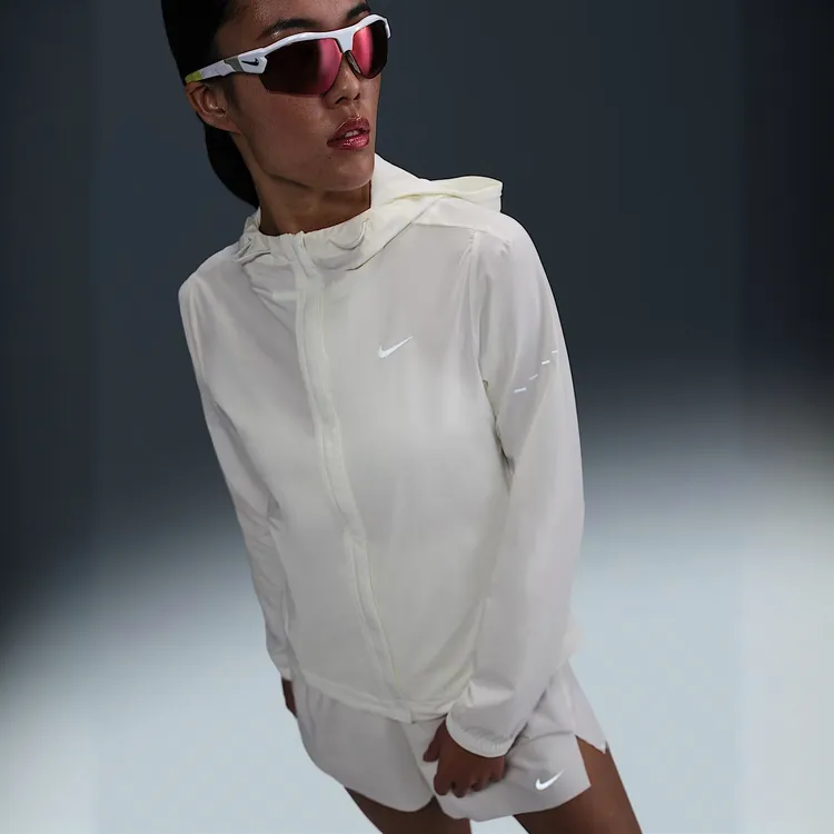 NIKE/耐克女子HOODED拒水可收纳跑步休闲运动夹克外套HQ0651-133