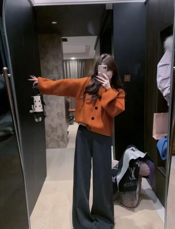 2026秋冬新款韩系时尚高级橘色显白针织开衫高腰灰色裤子两件套装