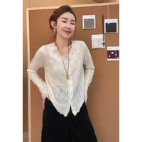 玖了个玖 2025秋季新品极简百搭蕾丝花边V领珍珠扣衬衫 2509C5920
