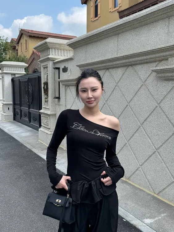 2530美式辣妹长袖字母斜肩t恤钉珠修身秋款显瘦上衣一字肩露肩