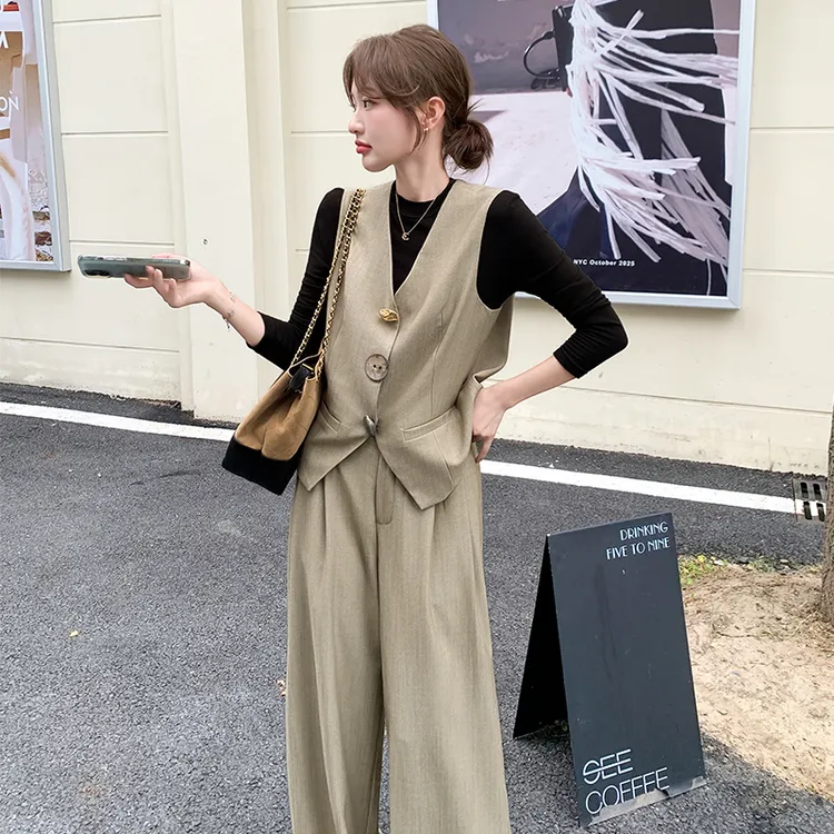 老钱风气质一整套ootd穿搭秋新款卡其色马甲阔腿裤针织衫三件套