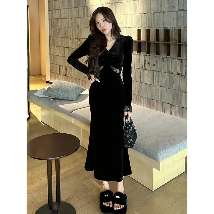 法式丝绒蕾丝拼接V领连衣裙女2025夏季新款高级感收腰显瘦鱼尾裙