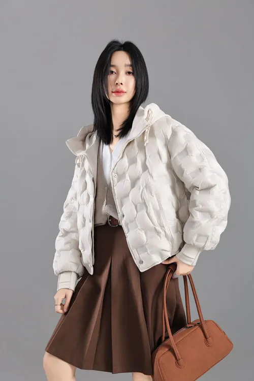 2025新款韩版短款休闲连帽羽绒服外套女冬季设计感小众慵懒风时尚