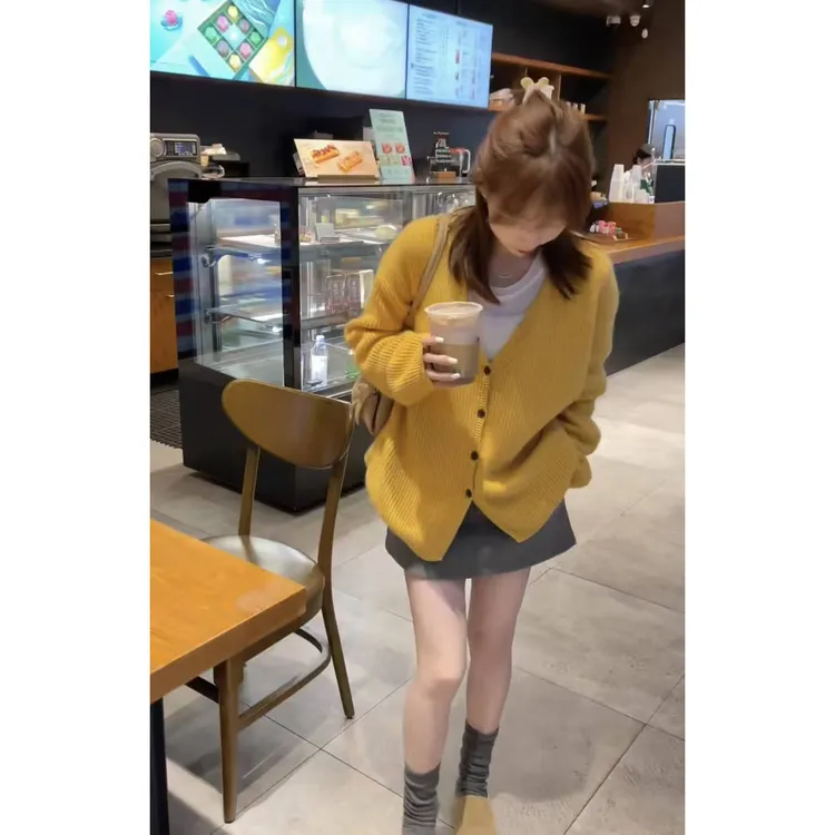 溪溪靓衫秋冬黄色坑条V领单排扣韩版针织开衫＋短款半身裙套装