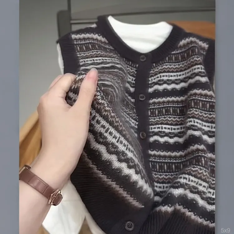 栗子灰马甲毛衣女2025秋冬新款百搭别致小个子慵懒风针织开衫背心