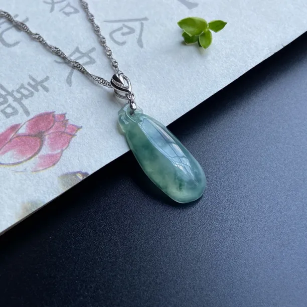 银镶嵌蓝花福瓜锁骨吊坠搭配银链，天然缅甸翡翠A货百搭轻奢气质
