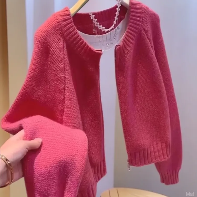 玫红色短款毛衣外套女2025年秋冬新款高级感慵懒风针织开衫上衣