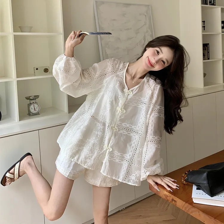 温柔系蕾丝勾花衬衫短裤套装女夏炸街奶乖两件套显瘦减龄时髦流行