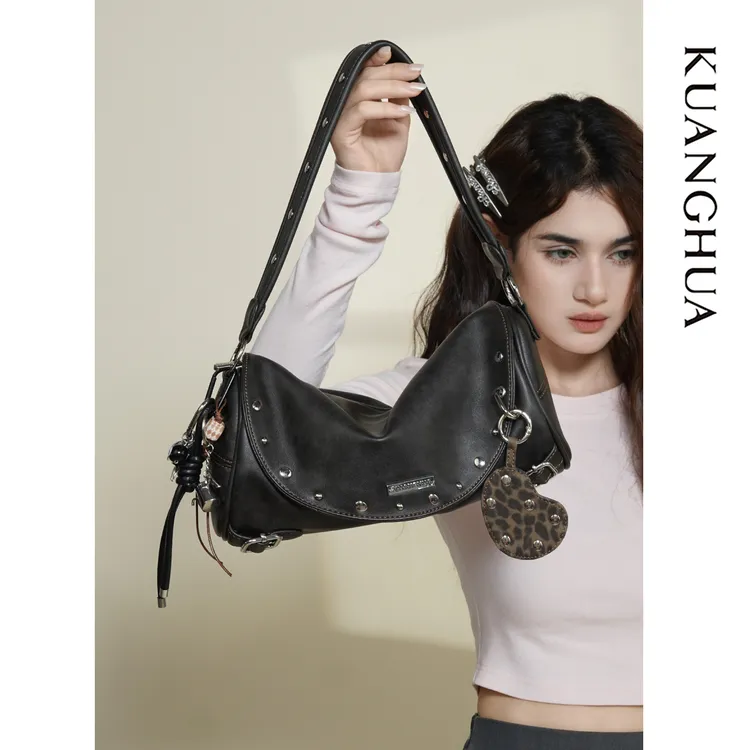 哐花村原创设计做旧腋下纯色一体款潮流单肩包通勤风时尚肩包单根