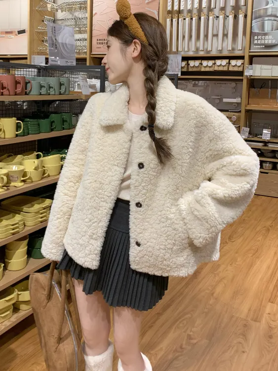 白色羊羔毛外套女秋冬2025新款韩系小个子皮毛一体短款毛毛绒上衣