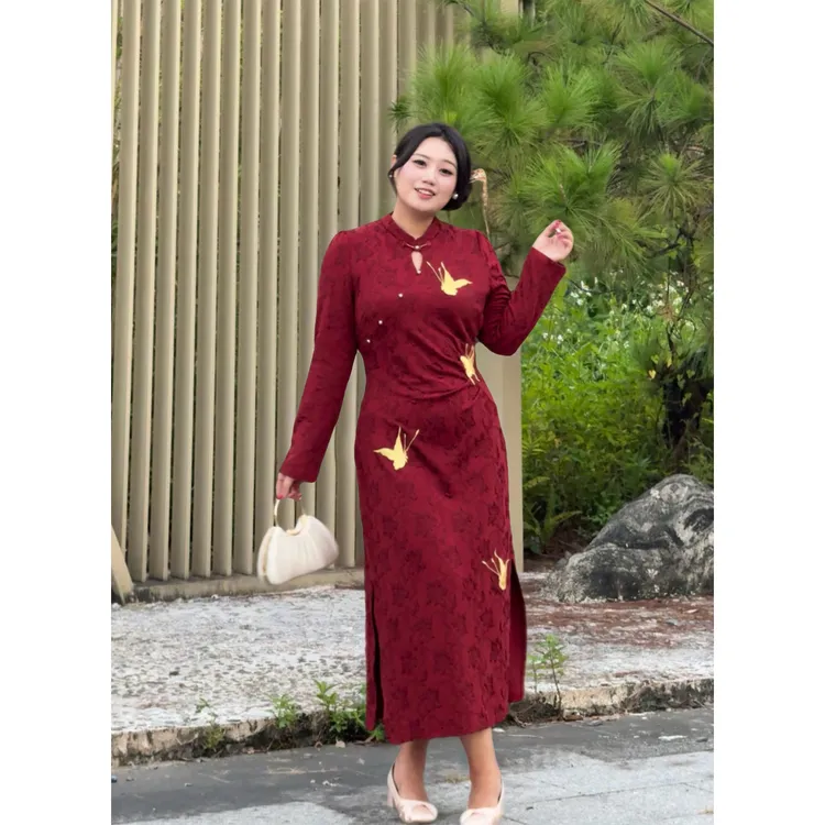 金色蝴蝶大码旗袍红色新中式改良旗袍女早秋订婚长袖提花针织