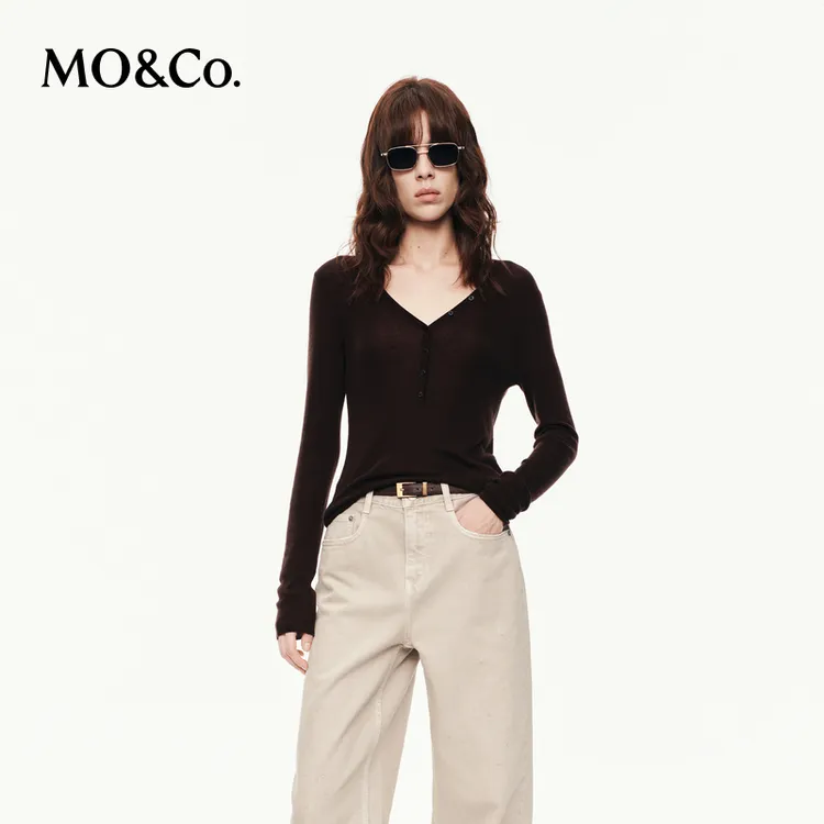 MOCO针织衫2025秋新品超细美丽诺绵羊毛V领微透修身MBE3SWTT05