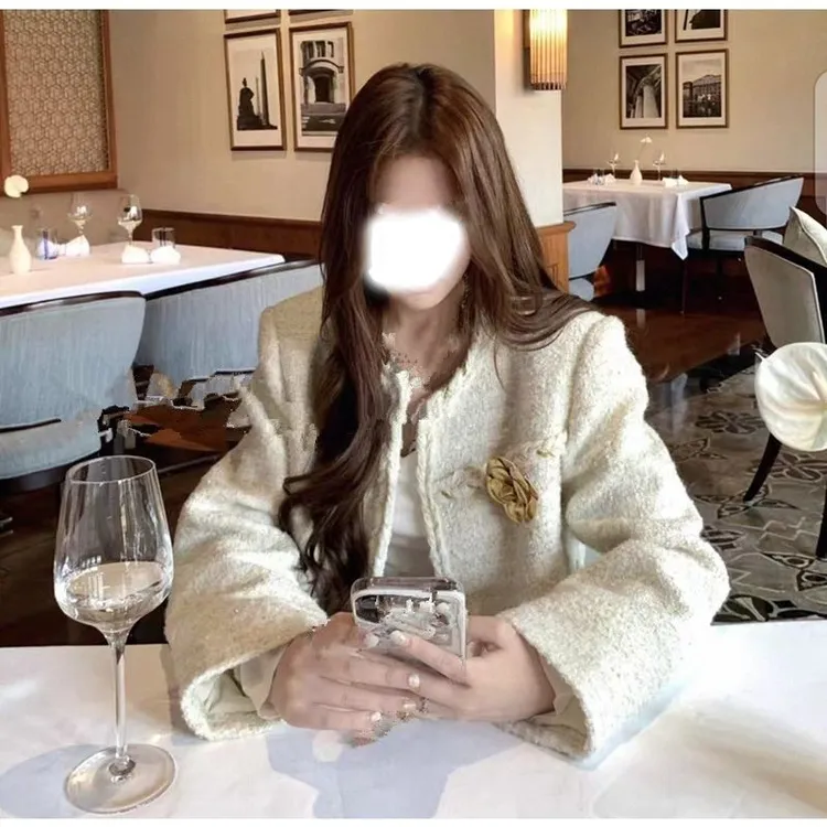 小香风轻奢气质含羊毛粗花呢编织短款上衣秋冬米白含胸花外套女