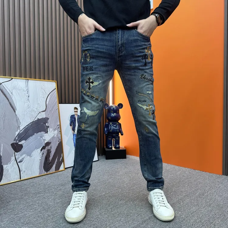 秋冬刺绣牛仔裤轻奢时尚修身小脚破洞水洗蓝休闲潮流百搭男牛仔裤