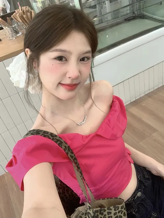 韩系一字肩短袖t恤女夏季设计感小众独特绝美小衫多巴胺露肩上衣
