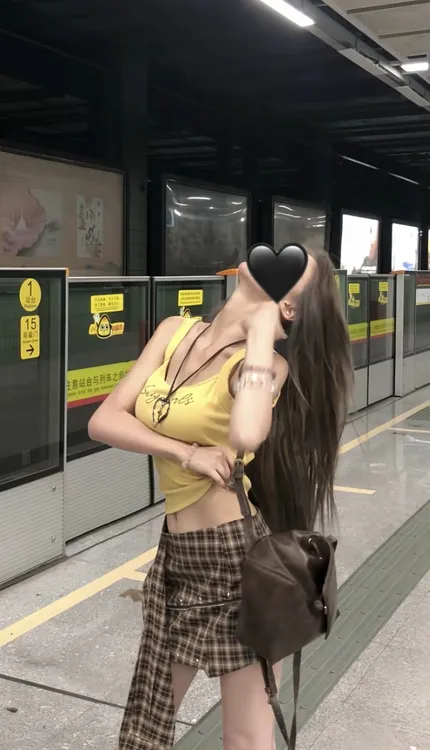 2025夏季新款辣妹风吊带时尚简约上衣高腰短款洋气性感裙子套装女