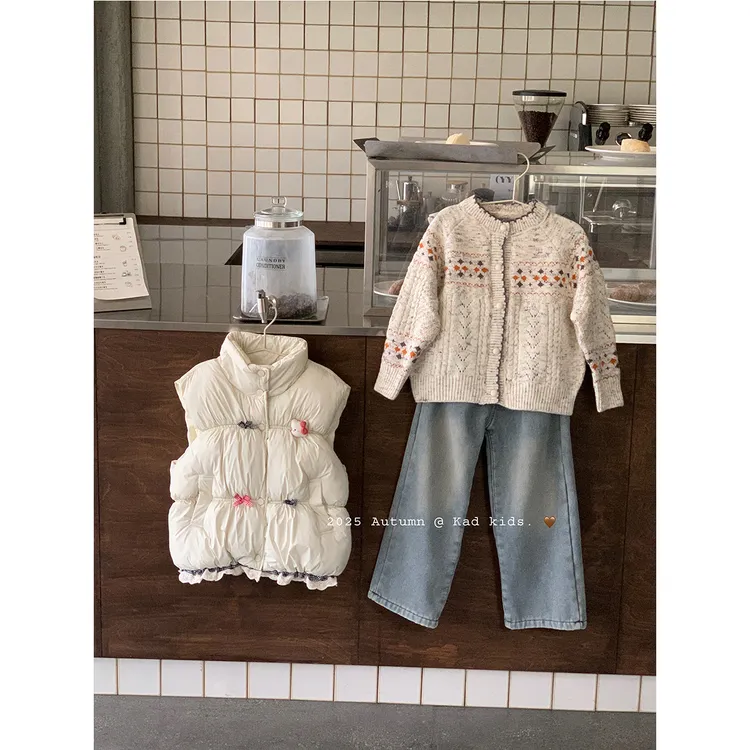 V5385-KT蝴蝶结棉马甲+V5383-米色提花毛衣+V5386-绣花加绒牛仔裤