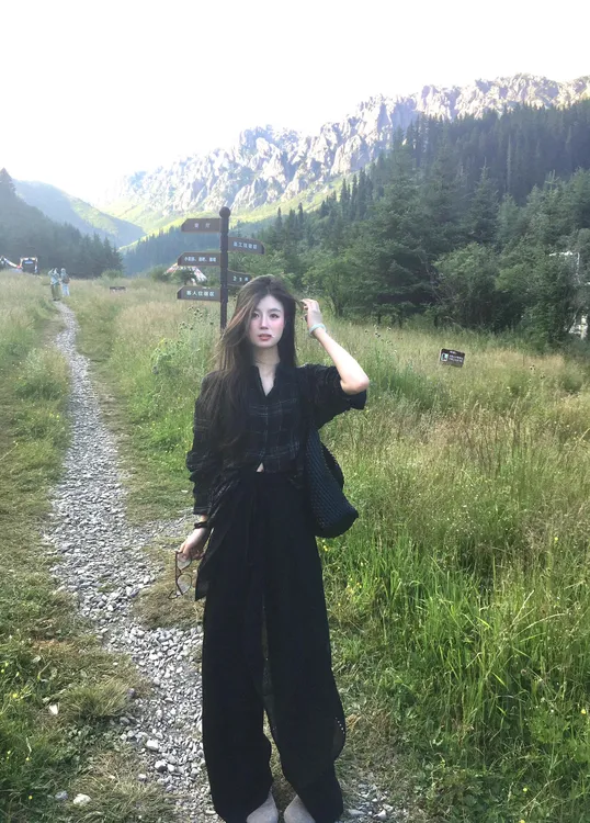 2025早秋新款格子长袖防晒薄款衬衫女设计感显瘦上衣百搭休闲裤