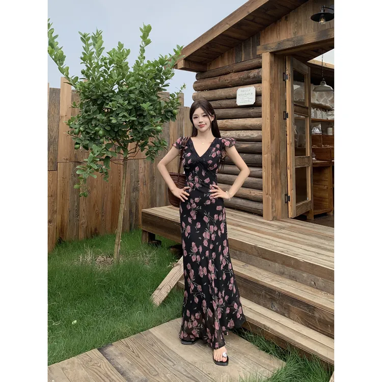 大码V领小飞袖碎花连衣裙女2025夏季法式绝美气质收腰黑色长裙女